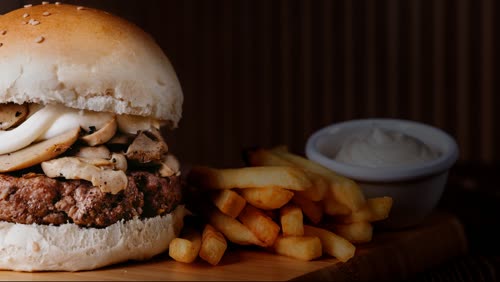 Mr. Burger com cogumelos e molho da casa